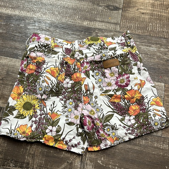 Wrangler Ashley Flower Garden Women's Shorts - Picture 8 of 9